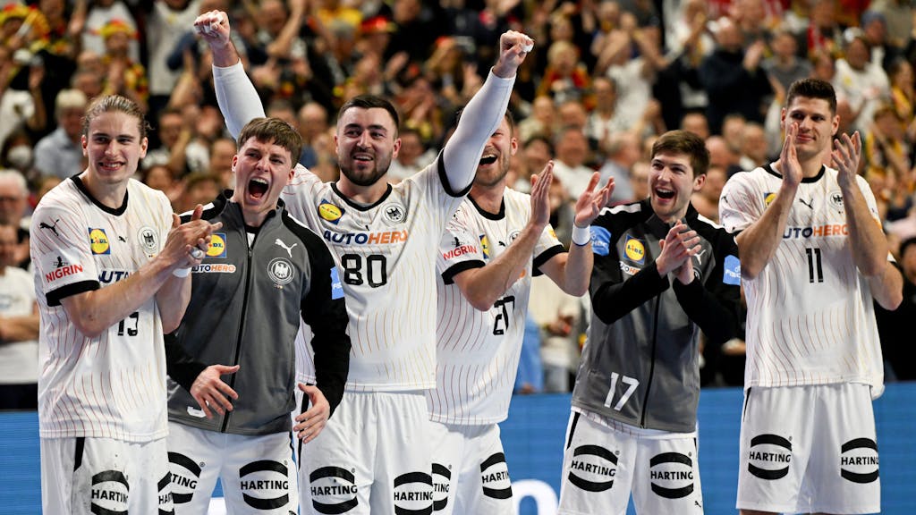 Die deutschen Handballer jubeln am Montag (22. Januar 2024) über den Sieg bei der EM gegen Ungarn.
