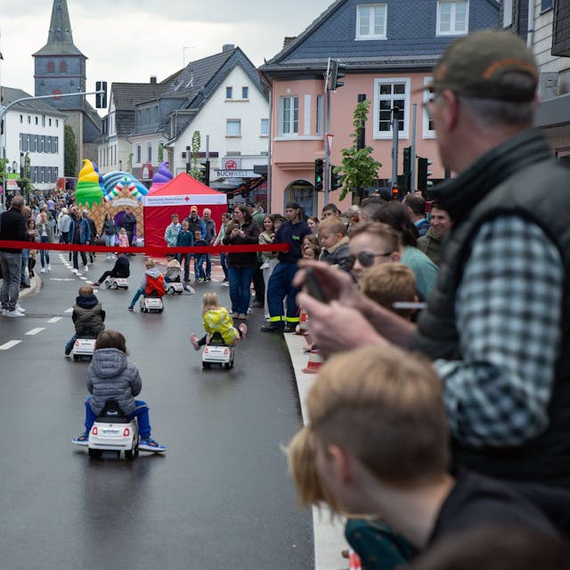 Zum großen Fest auf der frisch sanierten und gebauten Kaiserstraße in Waldbröl gehört im vergangenen Mai auch ein Bobbycar-Rennen für die Kleinsten. Unser Foto zeigt eine Szene davon.