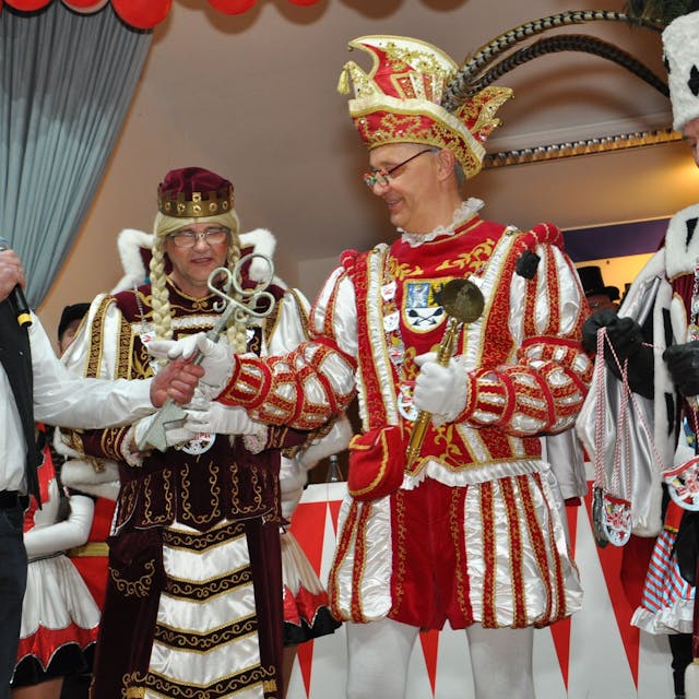 Bürgermeister Hermann-Josef Esser (l.) übergibt Karnevals-Prinz Michael (2.v.r.) den Rathausschlüssel.
