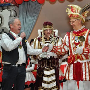 Bürgermeister Hermann-Josef Esser (l.) übergibt Karnevals-Prinz Michael (2.v.r.) den Rathausschlüssel.