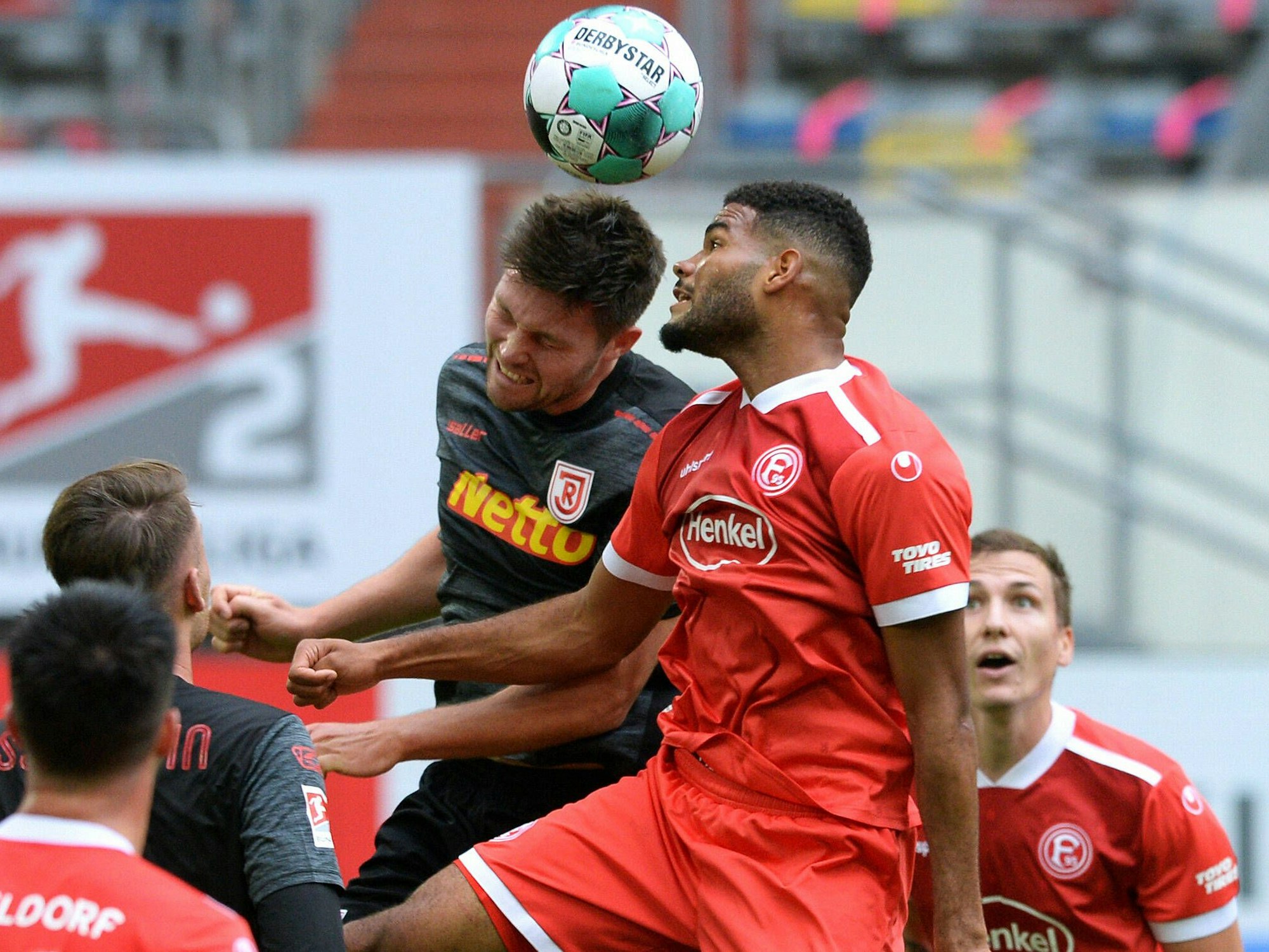 Jamil Siebert von Fortuna Düsseldorf und Andreas Albers von Jahn Regensburg probieren den Ball zu köpfen.
