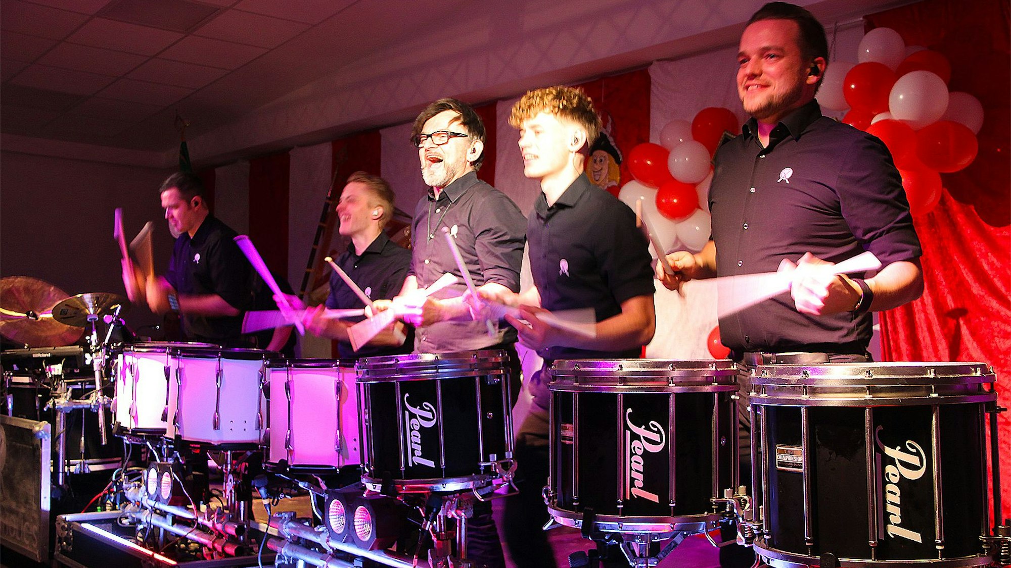 Auftritt der „Drummerholics“: Die fünf Musiker stehen an ihren Trommeln.