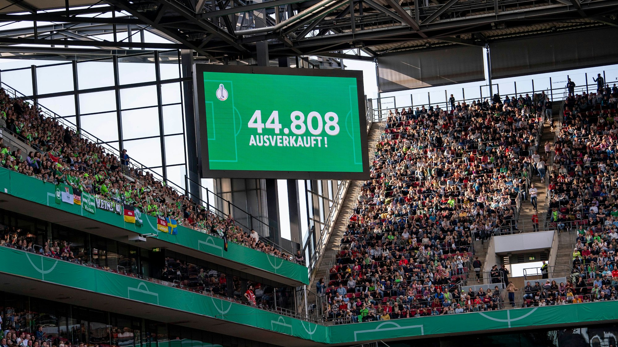 Pokalfinale der Frauen im Rhein-Energie-Stadion: Auf der Anzeigetafel wird die Zuschauerzahl mit 44.808 angezeigt.