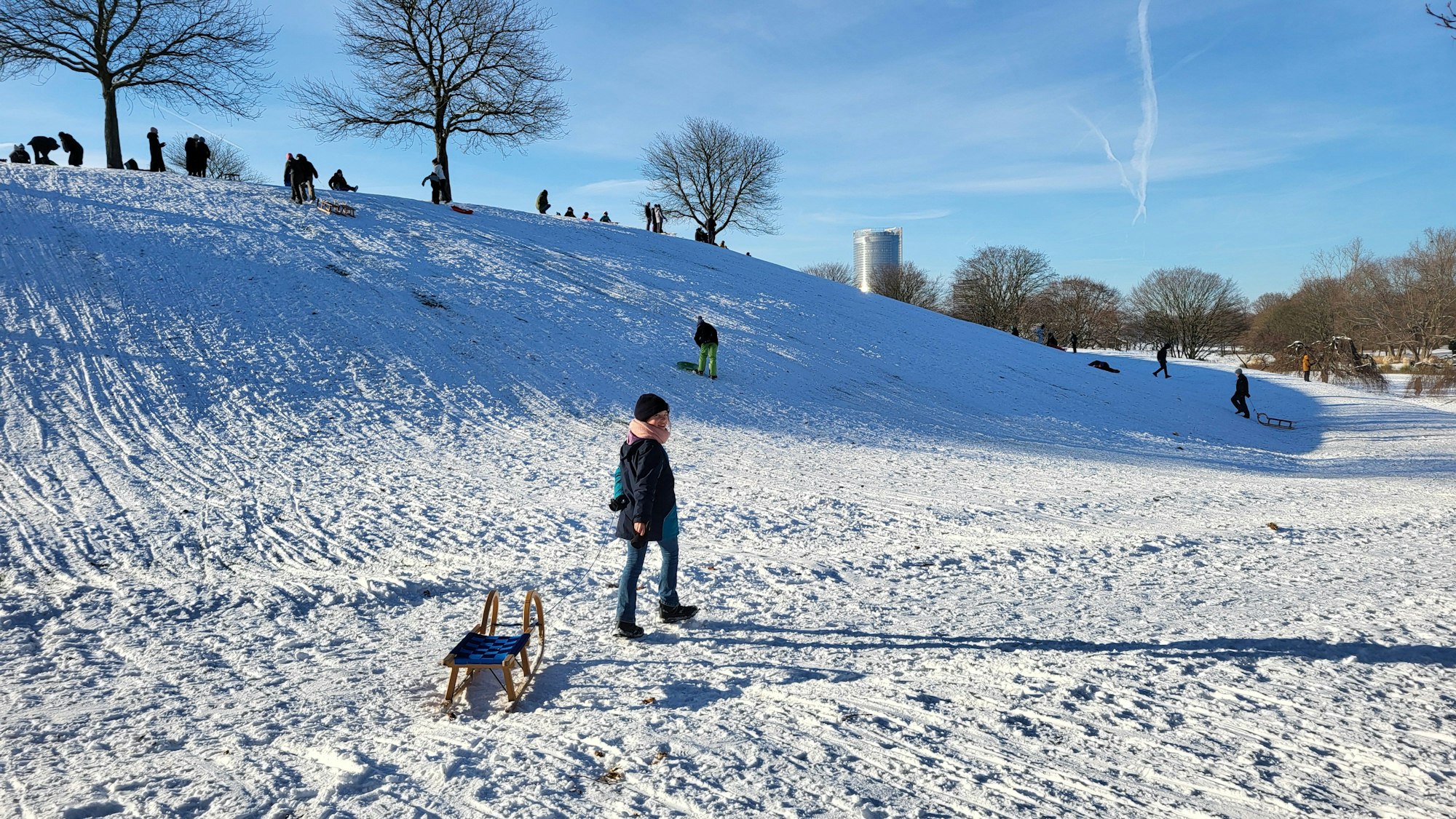 Hunderte Menschen genießen am Samstag (20. Januar) das Winterwetter in der Bonner Rheinaue.