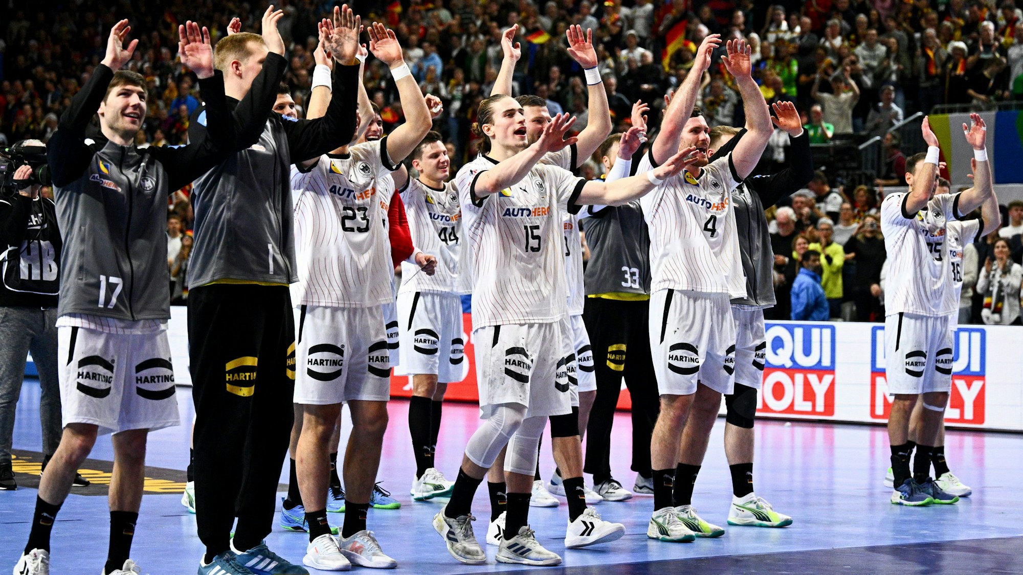 Deutschlands Handballer bedanken sich beim Publikum in Köln nach dem Hauptrunden-Sieg gegen Ungarn. Jetzt steht in der Lanxess-Arena das Endspiel ums Halbfinale an.