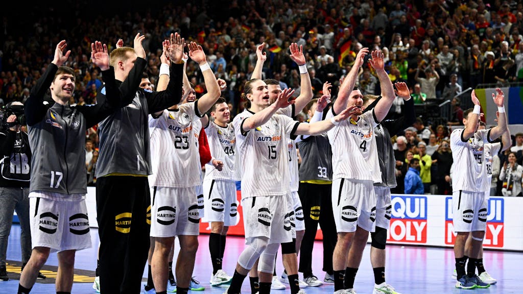 Deutschlands Handballer bedanken sich beim Publikum in Köln nach dem Hauptrunden-Sieg gegen Ungarn. Jetzt steht in der Lanxess-Arena das Endspiel ums Halbfinale an.