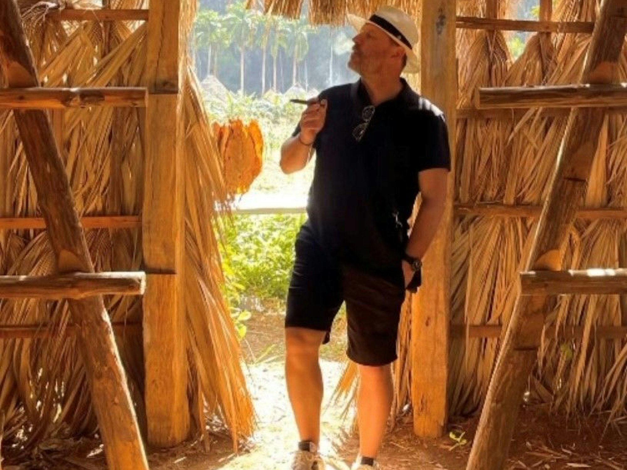 Ex-Köln Trainer Steffen Baumgart mit einer Zigarre auf Kuba.