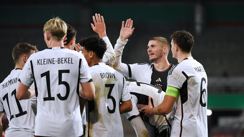 Die Talente der deutschen U21-Nationalmannschaft jubeln beim Spiel der EM-Quali gegen Polen.
