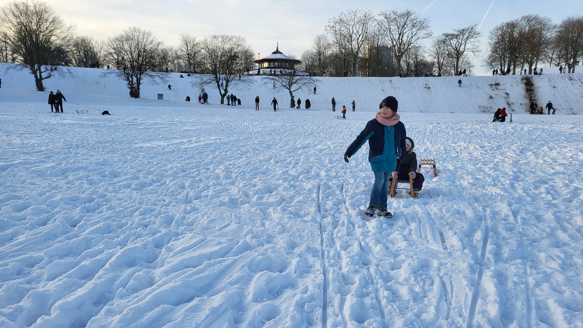 Hunderte Menschen genießen am Samstag (20. Januar) das Winterwetter in der Bonner Rheinaue.