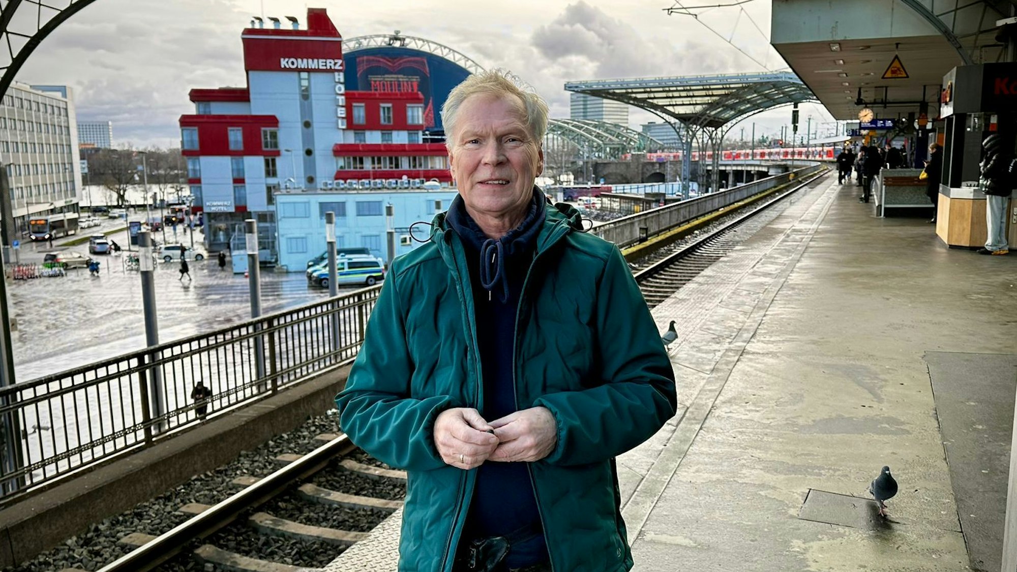 Christian Werner wartet am Montagmittag (22. Januar 2024) auf seine Bahn.