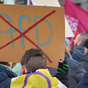 Ein durchgestrichenes AfD-Logo ist auf einem Schild bei einer Demo gegen Rechts zu sehen.&nbsp;