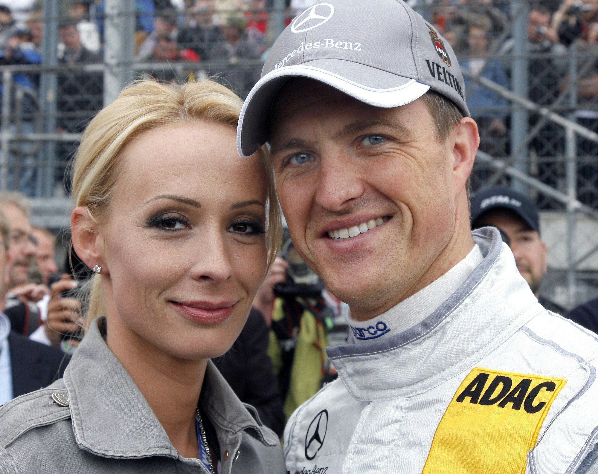 Rennfahrer Ralf Schumacher steht am 18. Mai 2008 in Klettwitz (Brandenburg) auf dem EuroSpeedway Lausitz neben seiner Frau Cora.