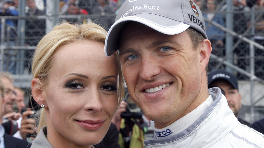 Rennfahrer Ralf Schumacher steht am 18. Mai 2008 in Klettwitz (Brandenburg) auf dem EuroSpeedway Lausitz neben seiner Frau Cora.