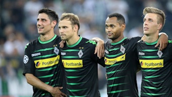 Spieler von Borussia Mönchengladbach bilden eine Reihe nebeneinander stehend.