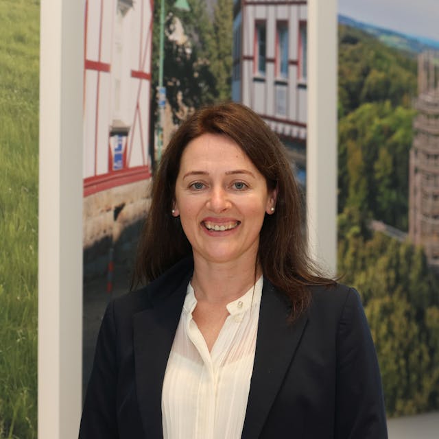 Larissa Weber ist seit 2020 Bürgermeisterin der Stadt Waldbröl, die 2023 viel einstecken musste. Doch kann sich die Rathauschefin in diesem Jahr auf viele Projekte in ihrer Stadt freuen. Unser Foto zeigt sie im Bürgerdorf am Alsberg.
