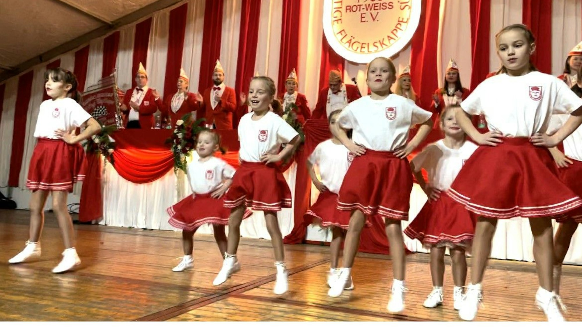 Das Kinder-Tanzcorps „Danzkäppchen“ tanzte auf der Bühne.