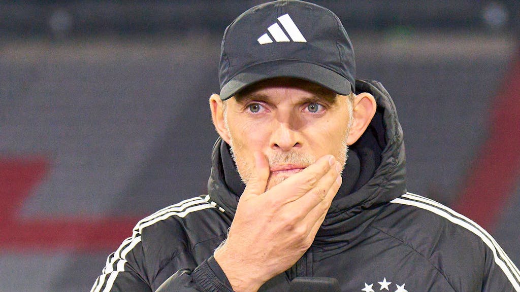 Thomas Tuchel fasst sich nach einem Spiel des FC Bayern München nachdenklich mit der Hand ins Gesicht.