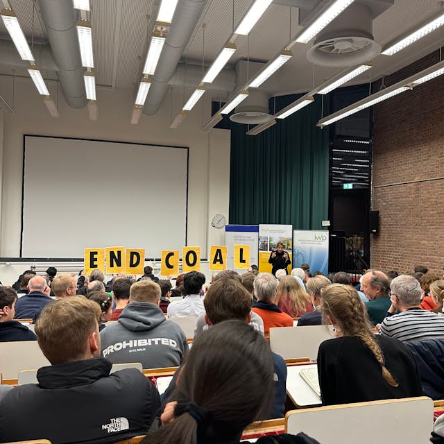 12 Mitglieder von „Scientist Rebellion“ unterbrachen den Vortrag von Mona Neubaur an der Universität zu Köln. Sie hielten dabei ein Banner mit der Aufschrift „Lützerath wurde sinnlos zerstört, Frau Neubaur“ in die Höhe.