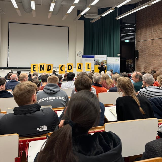 12 Mitglieder von „Scientist Rebellion“ unterbrachen den Vortrag von Mona Neubaur an der Universität zu Köln. Sie hielten dabei ein Banner mit der Aufschrift „Lützerath wurde sinnlos zerstört, Frau Neubaur“ in die Höhe.