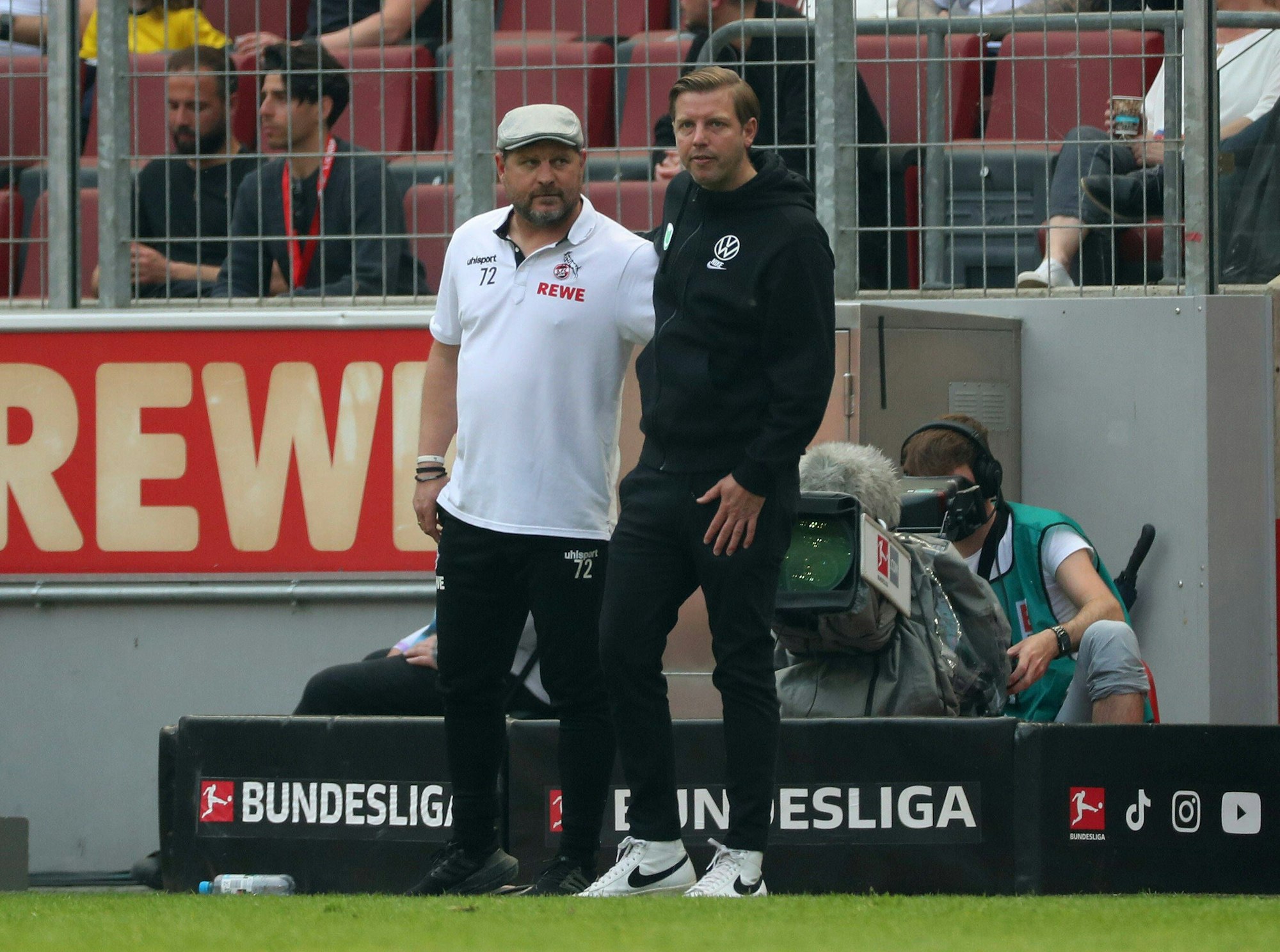 Florian Kohfeldt begrüßt Steffen Baumgart vor dem Bundesliga-Spiel 1. FC Köln gegen den VfL Wolfsburg