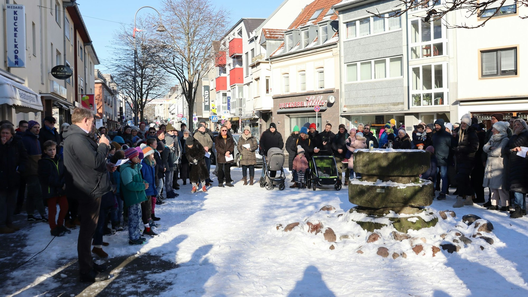 Mehr als 100 Delbrücker kamen am 22. Januar zur Mahnwache an den Mühlenbrunnen in Dellbrück.