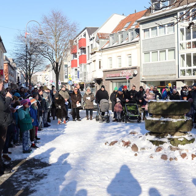 Mehr als 100 Delbrücker kamen am 22. Januar zur Mahnwache an den Mühlenbrunnen in Dellbrück.
