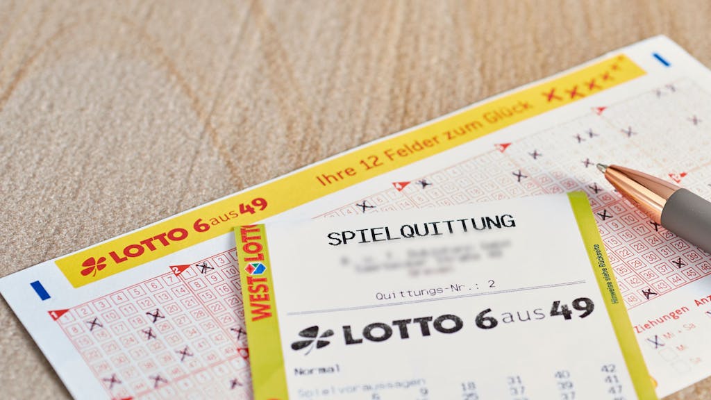 Ein Spielteilnehmer aus dem Raum Gelsenkirchen ist nach der Ziehung von LOTTO 6aus49 am Samstag (20. Januar) jetzt fast 16-facher Millionär. Weitere NRW-Hochgewinne gibt es im zweiten Rang von LOTTO 6aus49 und bei der Zusatzlotterie SUPER 6.