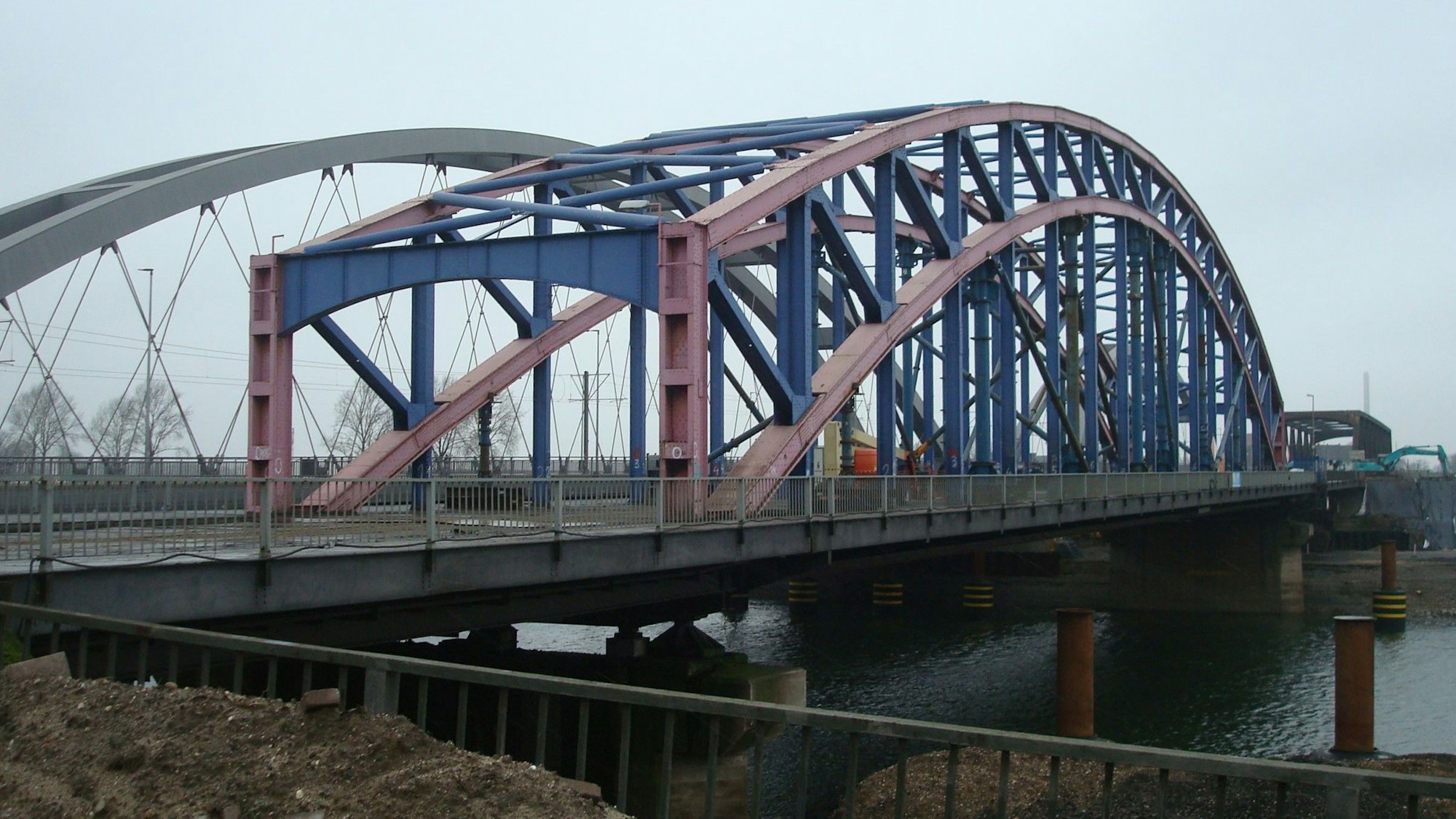 Früher Teil der Kölner Hohenzollernbrücke, heute steht sie Duisburg. In dieser Woche wird sie abgebrochen.