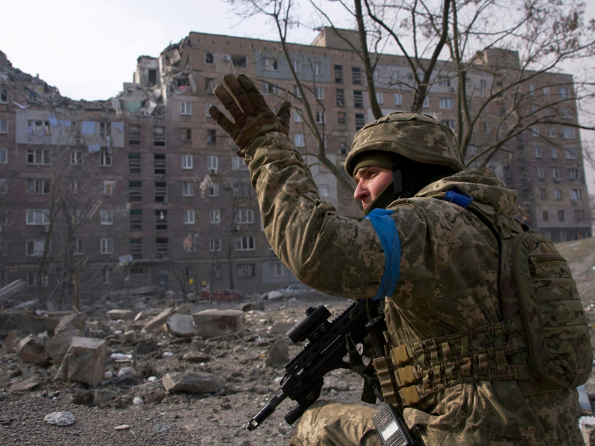 Unser Foto zeigt einen ukrainischen Soldaten Mitte März 2022 in Mariupol.