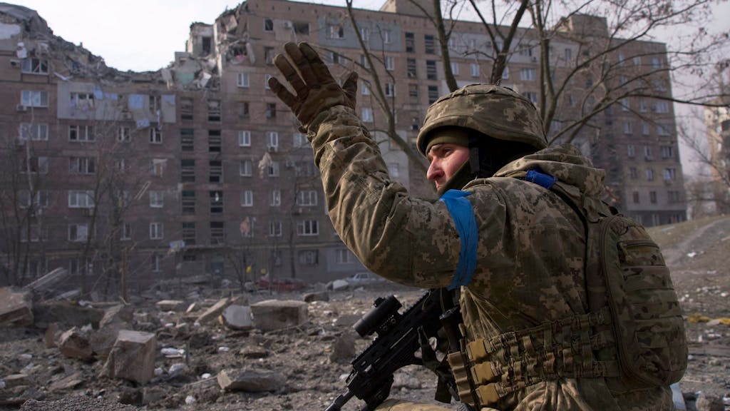 Unser Foto zeigt einen ukrainischen Soldaten Mitte März 2022 in Mariupol.