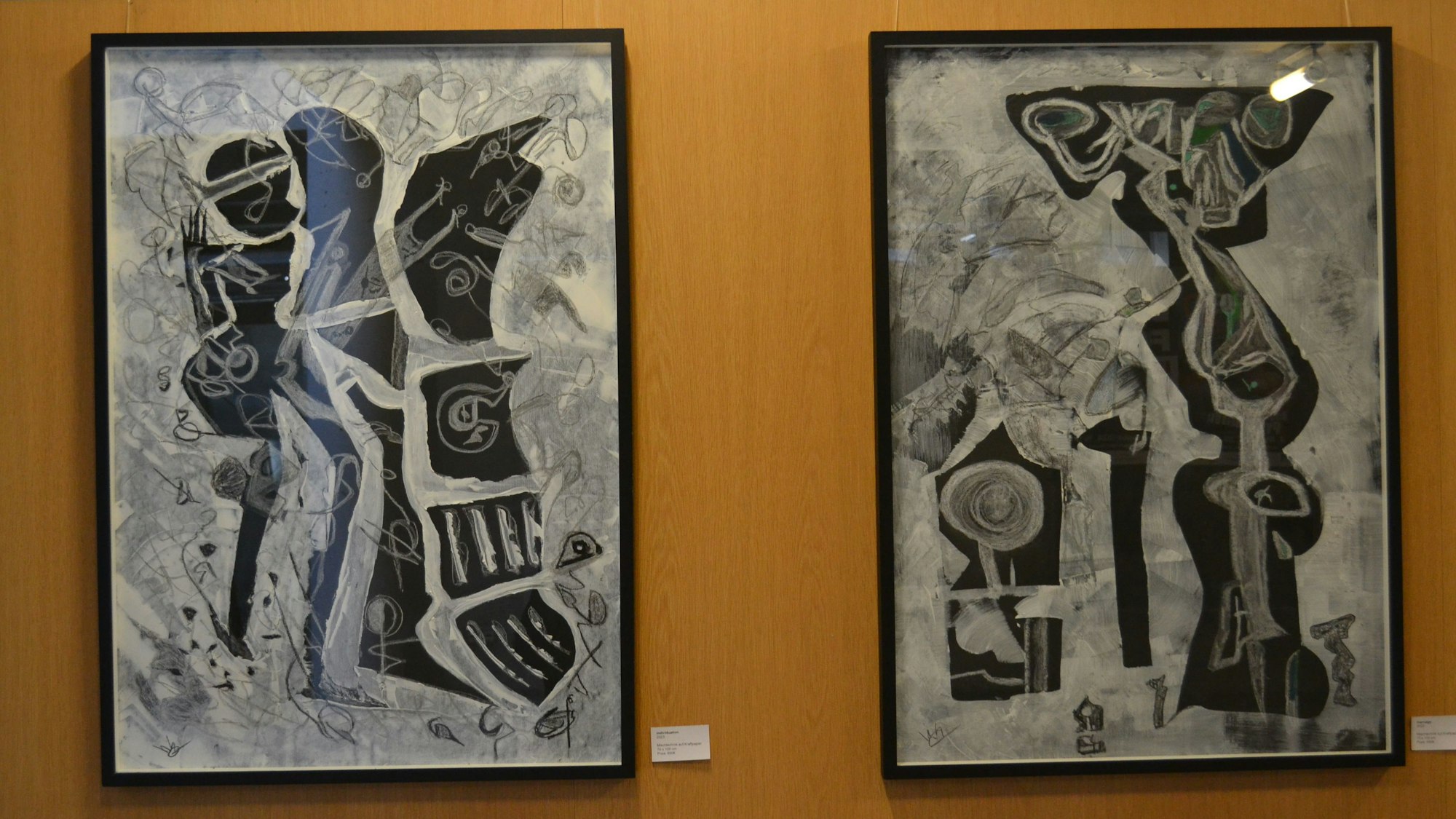 Das Foto zeigt zwei nebeneinander hängende Bilder von Dittrich im Rathaus-Foyer.