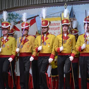 Tänzer des Corps der Euskirchener Narrenzunft bei ihrem Auftritt in der Miljöhsitzung in Ülpenich.