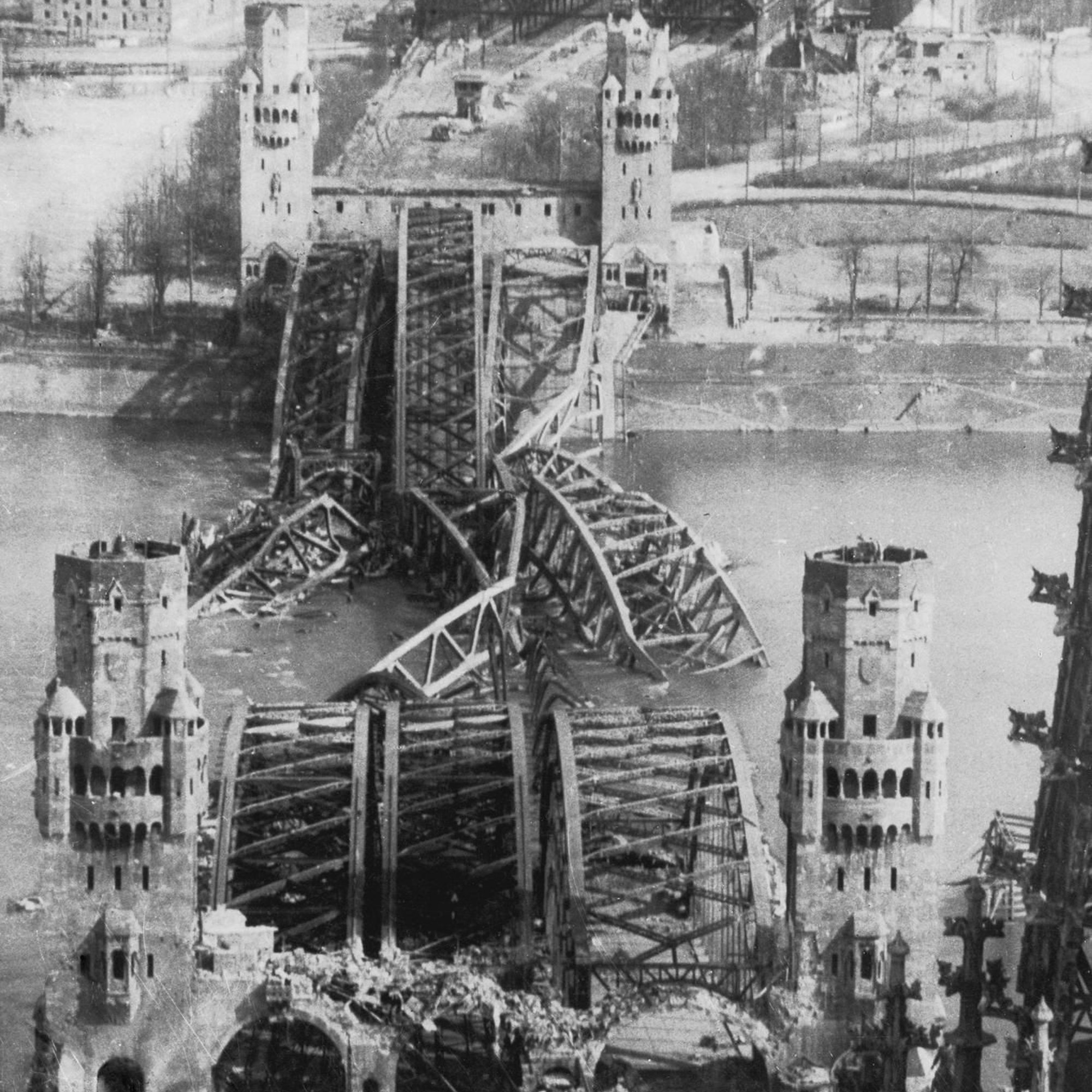 Die zerstörte Hohenzollernbrücke am 7. April 1945.