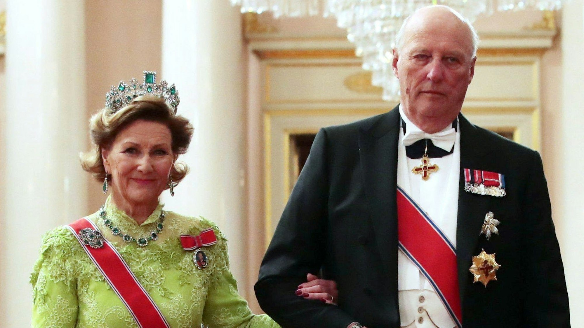 König Harald V. und Königin Sonja von Norwegen kommen zum Galadinner anlässlich des 80. Geburtstags des norwegischen Königs