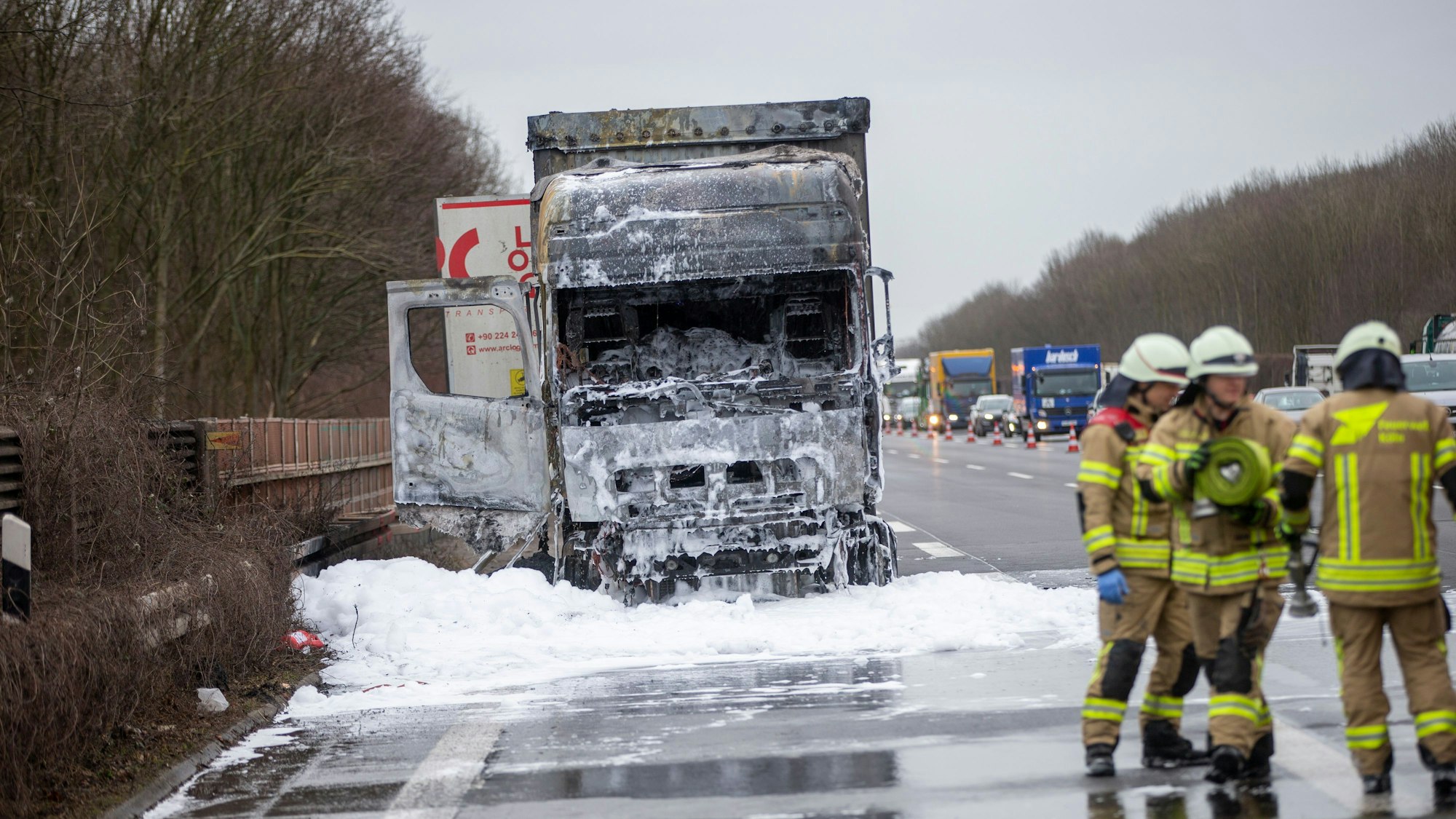 Feuerwehrleute löschen einen brennenden Lkw auf der A4 in Klettenberg.