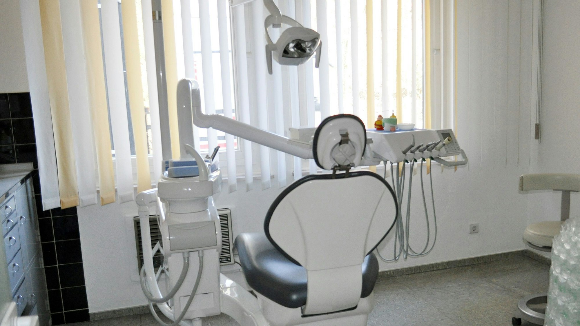 Das Bild zeigt einen Zahnarzt-Stuhl in einer Praxis.