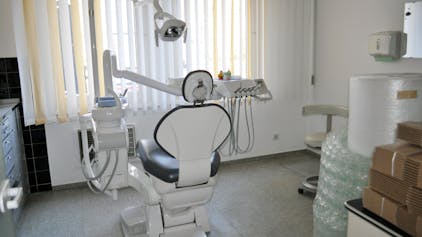 Das Bild zeigt einen Zahnarzt-Stuhl in einer Praxis.