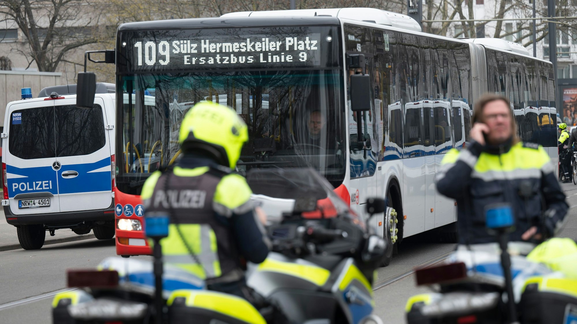 Das Symbolfoto zeigt einen Bus der Kölner Verkehrsbetriebe, der so auch bei der Linie 152 zum Einsatz kommen kann. (Symbolbild)