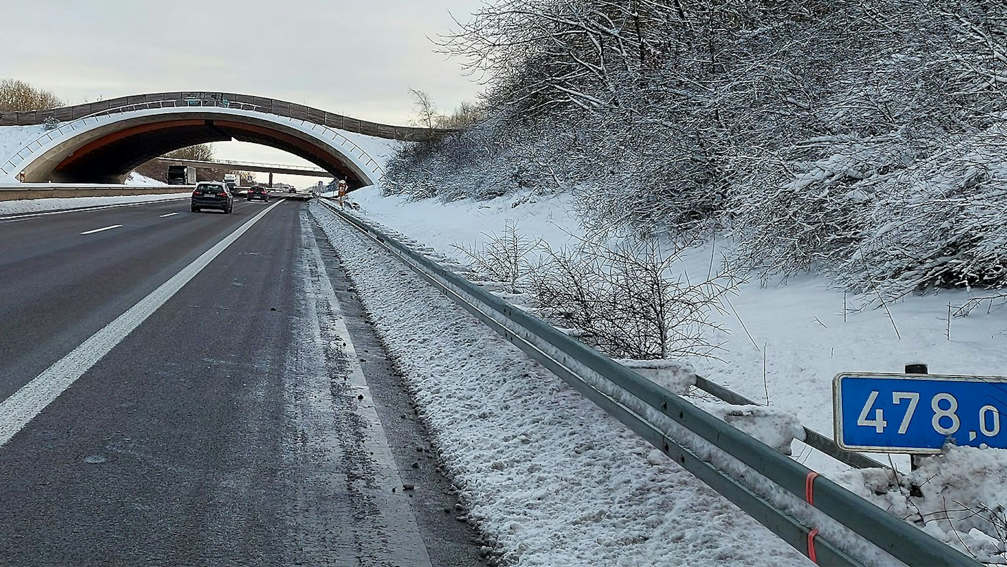 Das Bild zeigt die Wildbrücke an der A1 bei Blankenheim im Schnee. Hier wird das Hinweisschild auf den historischen Ortskern aufgestellt.