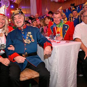 NRW-Innenminister Herbert Reul sitzt mit Tanja Paas vom Festkomitee der Karnevalsfreunde Oberodenthal kostümiert in der Prunksitzung in Oberodenthal.