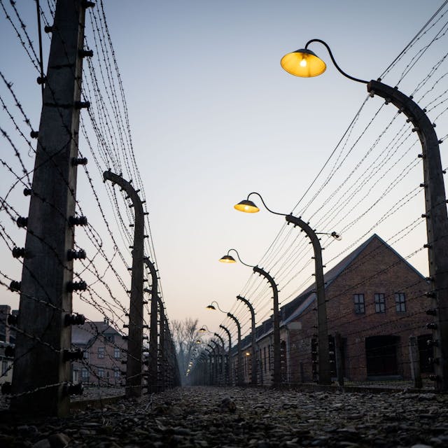 Das Foto zeigt den Stacheldrahtzaun des früheren Konzentrationslager Auschwitz.