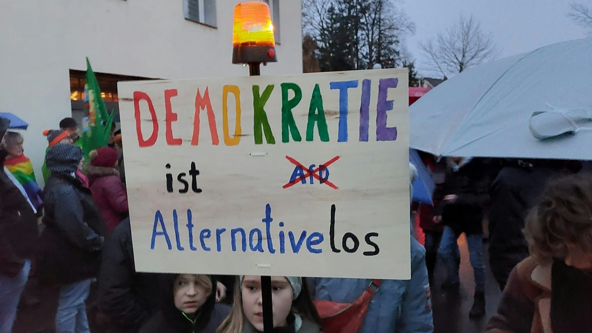 Auf einem Schild steht mit bunten Buchstaben „Demokratie ist Alternativelos“.