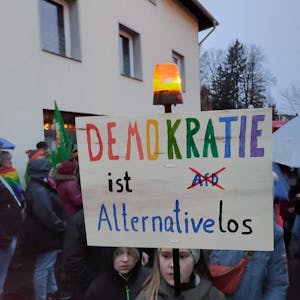 Auf einem Schild steht mit bunten Buchstaben „Demokratie ist Alternativelos“.