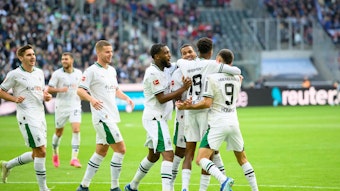 Mehrere Borussia-Spieler jubeln gemeinsam, darunter Jordan Siebatcheu und Franck Honorat.
