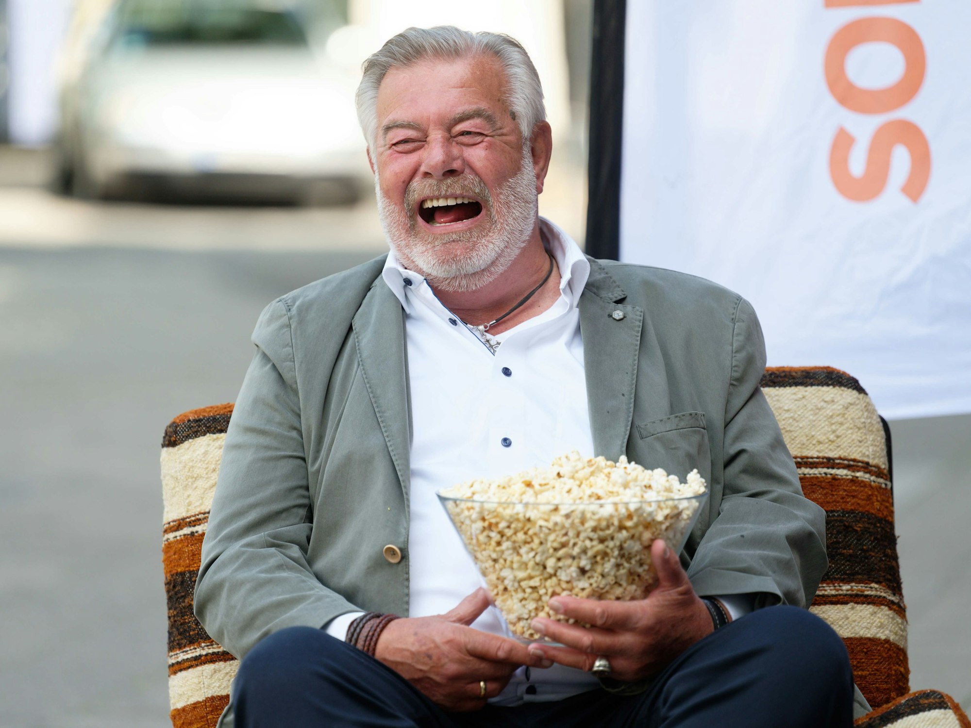 Der Moderator Harry Wijnvoord sitzt bei einem Fototermin vor einer Pressekonferenz zur "Goldene Sonne Spezial", der Gala von sonnenklar.TV auf einem Sessel.