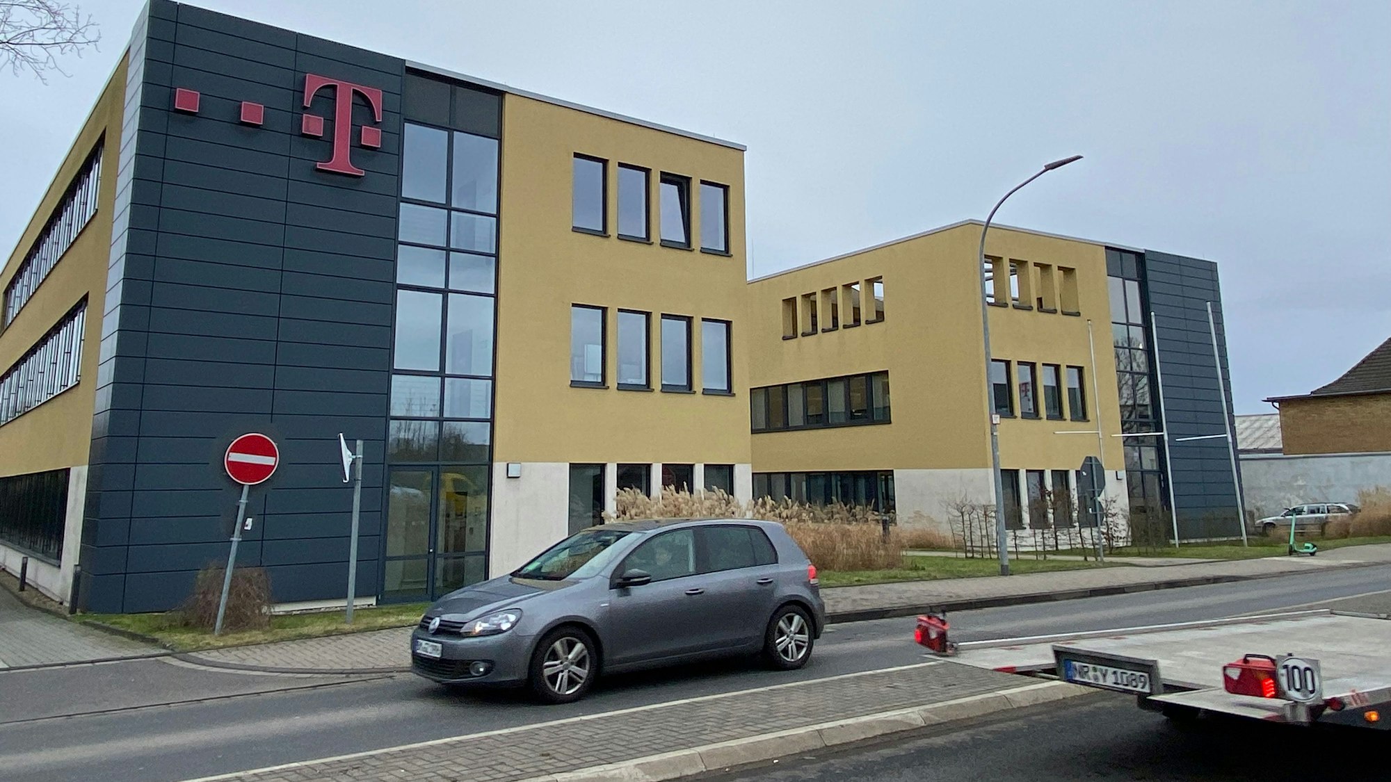 Auf dem Foto ist das moderne Telekom-Gebäude an der Bergerstraße in Brühl zu sehen.