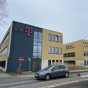 Auf dem Foto ist das moderne Telekom-Gebäude an der Bergerstraße in Brühl zu sehen.