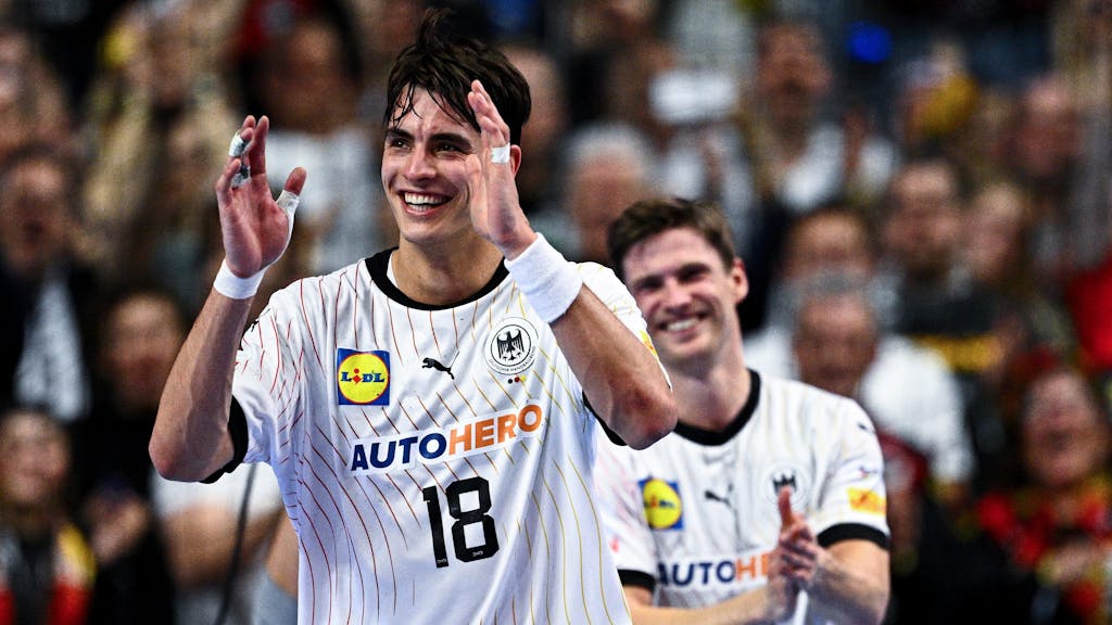 Deutschlands Julian Köster (l.) jubelt nach dem Spiel bei der Handball-EM.