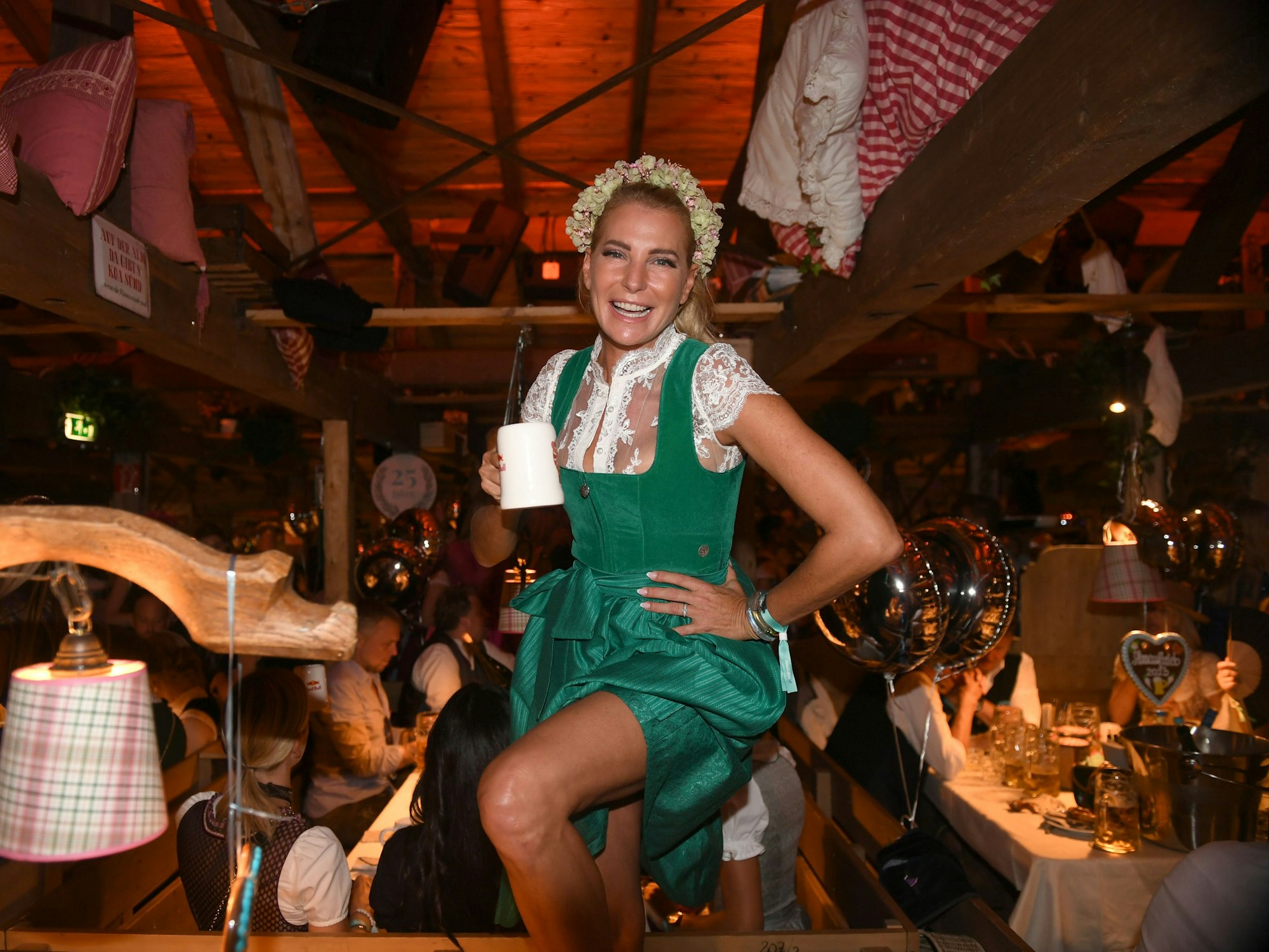 DJane Giulia Siegel feiert beim 25 jährigen Jubiläum des "Almauftrieb" im Käfer-Zelt.