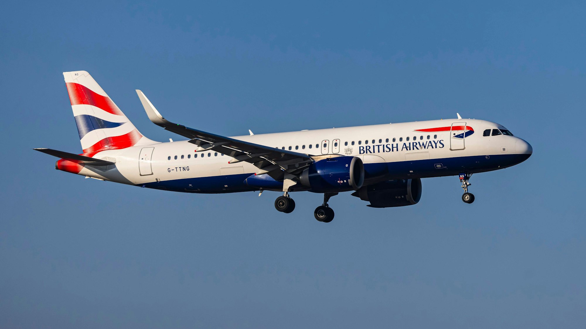 Ein Airbus A320 der britischen Fluggesellschaft British Airways im Landeanflug. (Symbolbild)